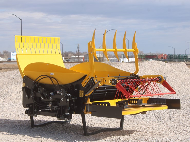 #1017-•-yellow-x24-bale-shredder-image-1