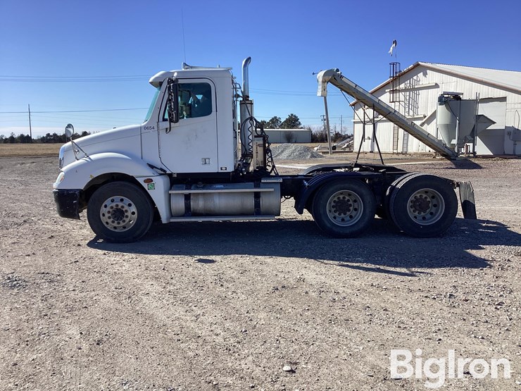 2006-freightliner-columbia-120-image-8