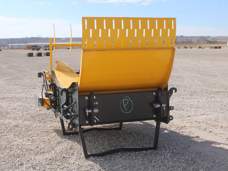 #1017-•-yellow-x24-bale-shredder-image-7