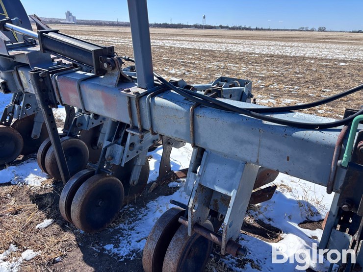 hiniker-8r30-folding-cultivator-w/ridging-wings-image-9