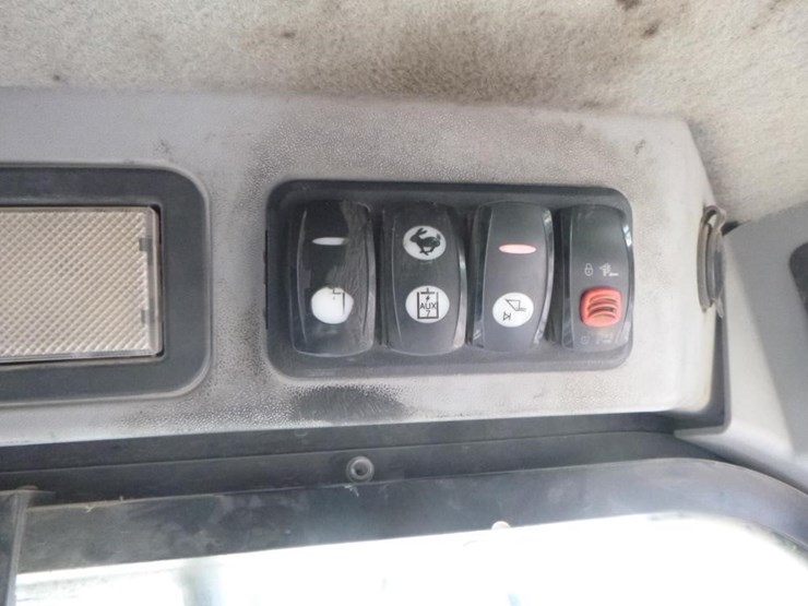 2015-caterpillar-299d2-image-22