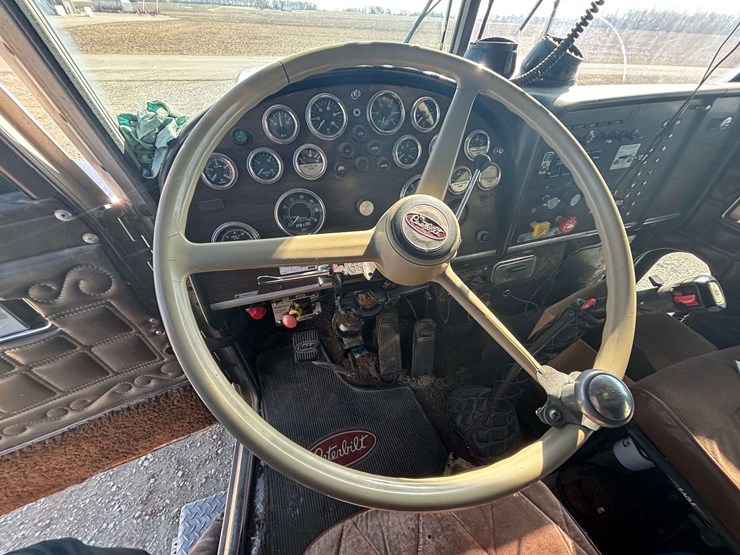 1982-peterbilt-389-image-21
