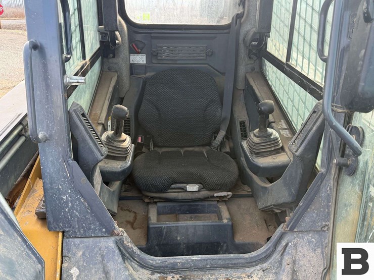 2010-john-deere-329d-image-33