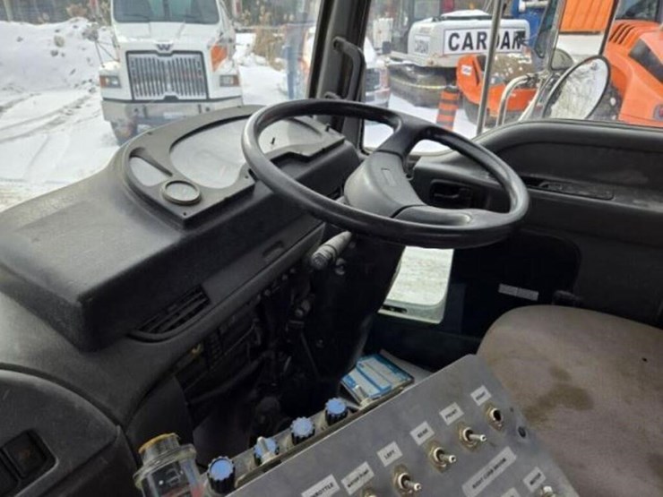 2009-gmc-t7500-image-31