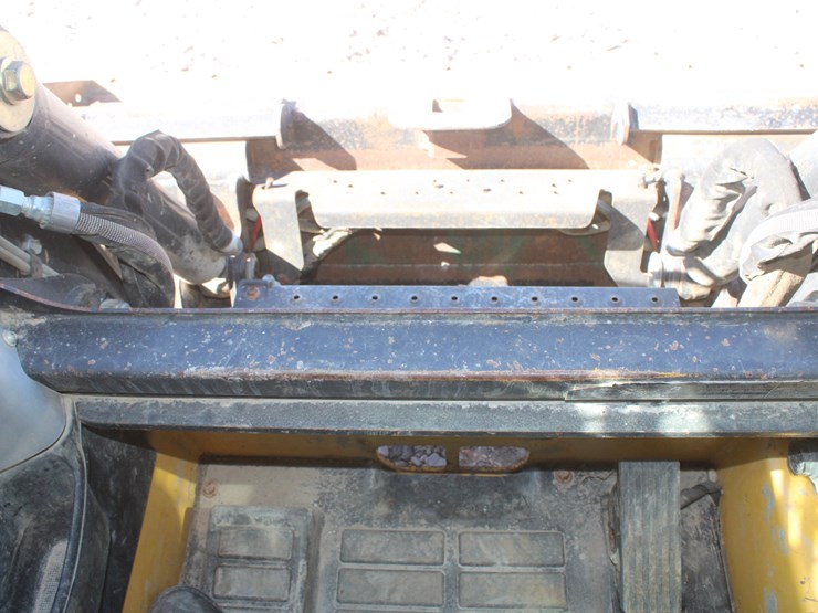 2021-new-holland-c327-image-27