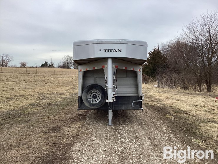 2016-titan-trailer-image-2