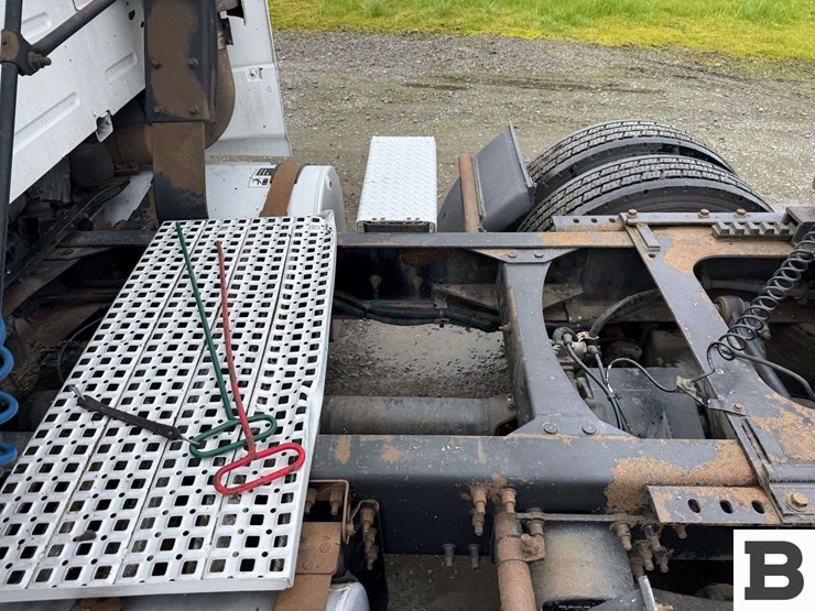 2001-volvo-vnl-tractor-truck---albany,-or-image-22