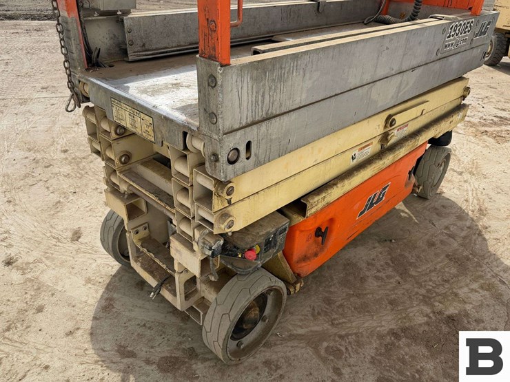 2011-jlg-1930es-image-10