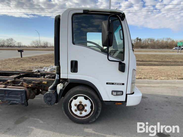 2011-isuzu-nrr-image-15