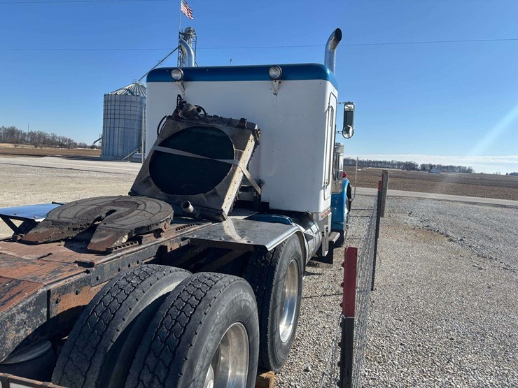 1982-peterbilt-389-image-8