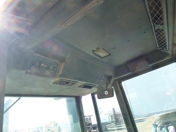 1982-versatile-875-image-7