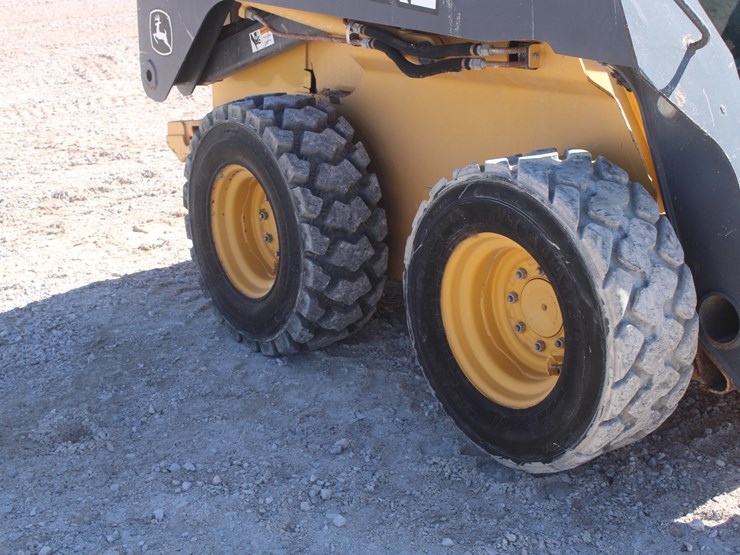 2011-deere-326d-image-11