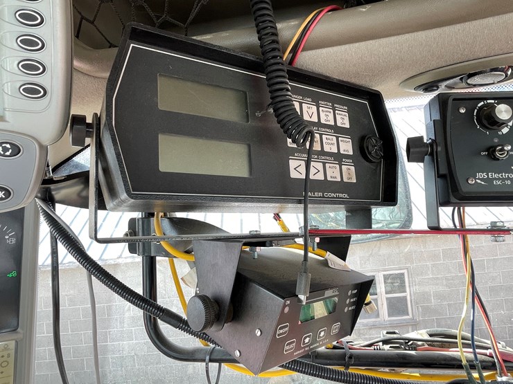 #3200-•-case-8575-square-baler-image-43