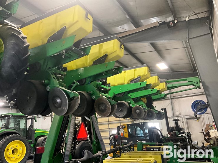 john-deere-1720-image-2