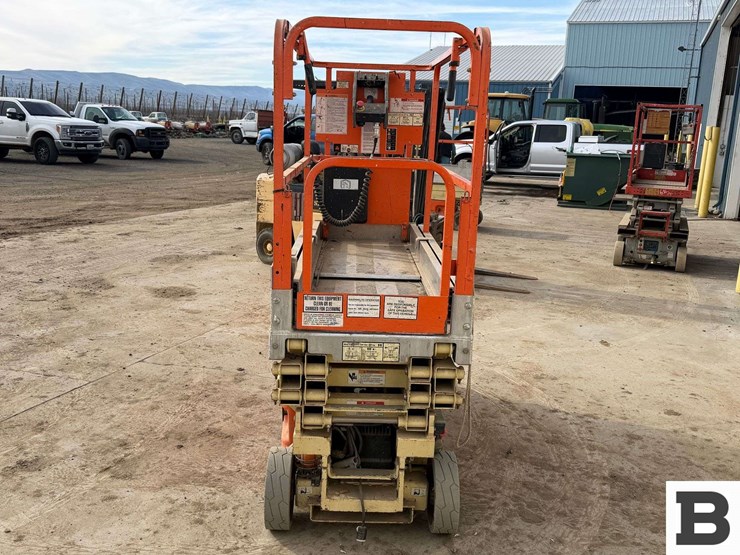 2011-jlg-1930es-image-6