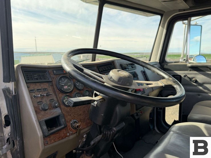 2001-peterbilt-330-image-39