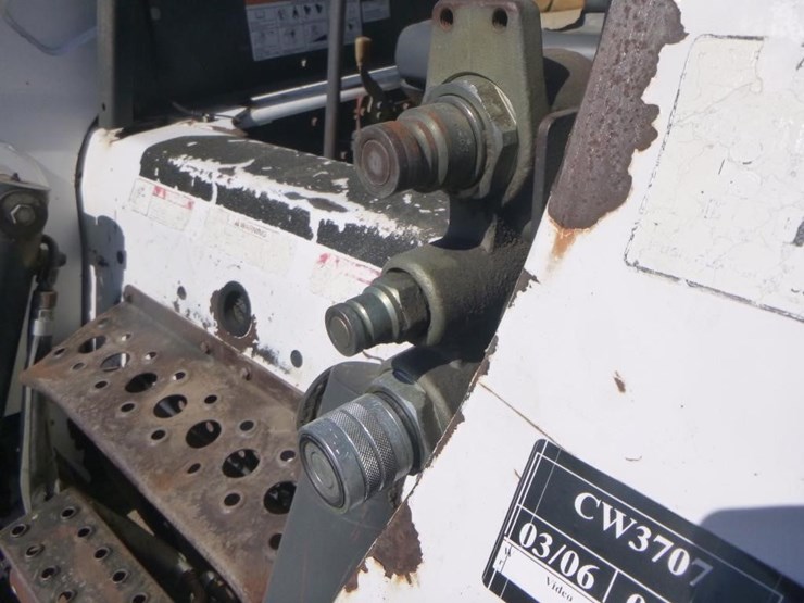 2005-bobcat-s300-image-11