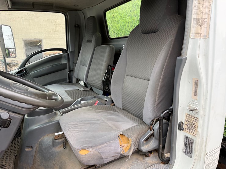 #1154-•-2009-isuzu-box-truck-(has-wi-title)-(new-berlin,-wi)-image-21