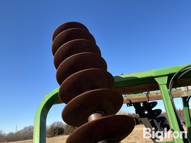 john-deere-335-image-17