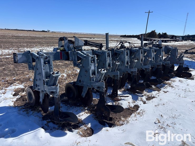 hiniker-8r30-folding-cultivator-w/ridging-wings-image-7