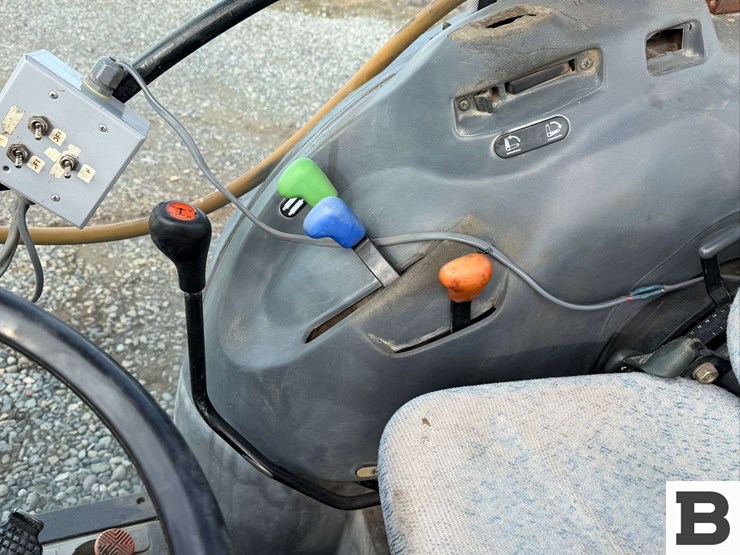 2007-new-holland-tn85fa-image-25