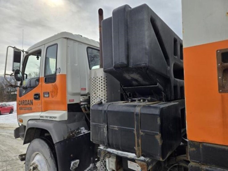 2009-gmc-t7500-image-23