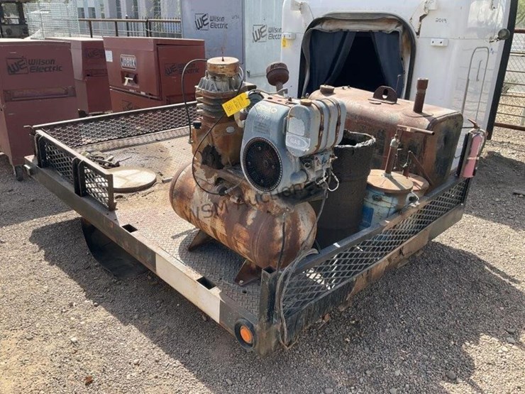 9ft-6in-steel-work-bed-w/-compressor-&-fuel-tank-image-5