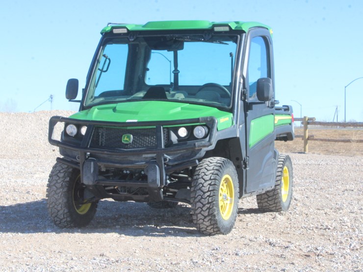 2023-john-deere-gator-image-1