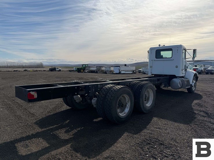 2001-peterbilt-330-image-4