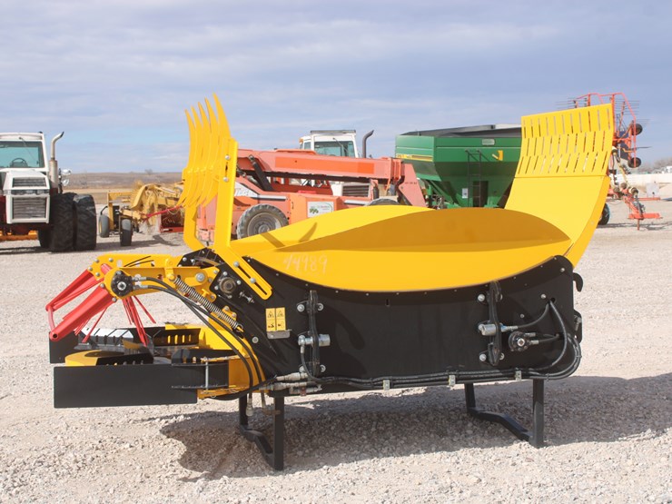 #1017-•-yellow-x24-bale-shredder-image-5