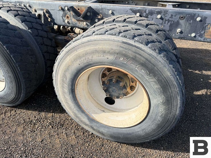 2001-peterbilt-330-image-17