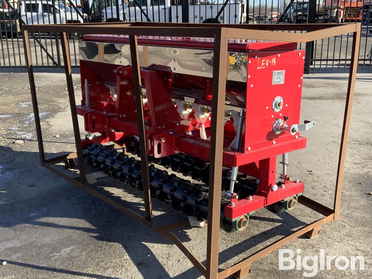 2025-massey-ferguson-730-image-1