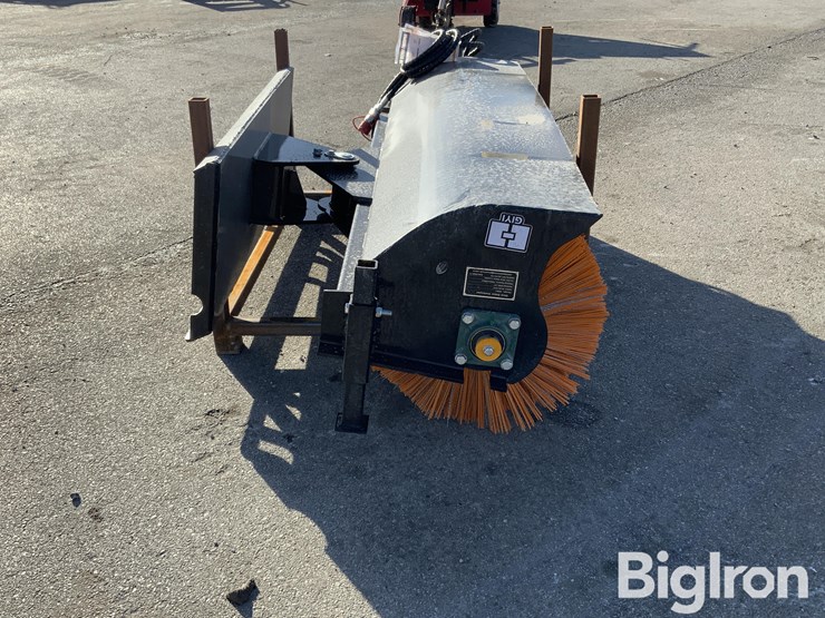 2025-massey-ferguson-730-image-4