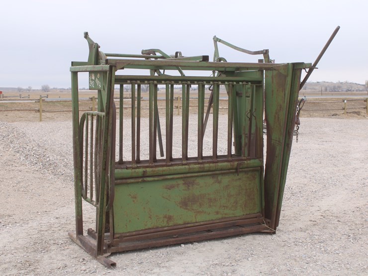 #2089-•-powder-river-squeeze-chute-with-head-gate-image-2