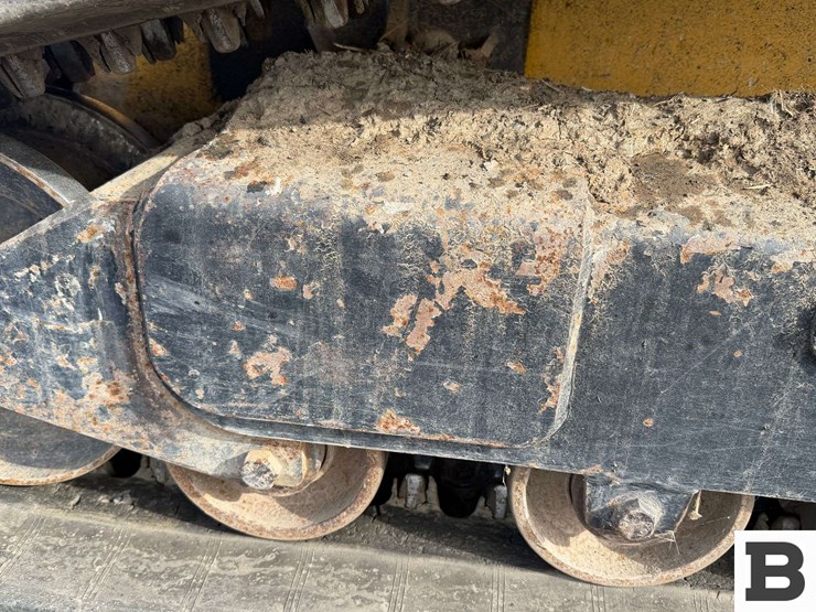 2010-john-deere-329d-image-12