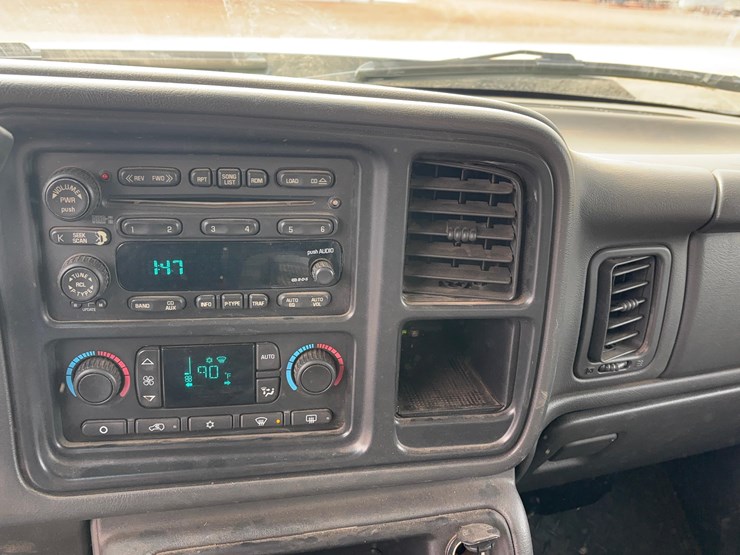 2004-chevrolet-k2500hd-pickup-image-12