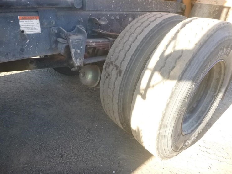 2004-freightliner-fl70-image-24