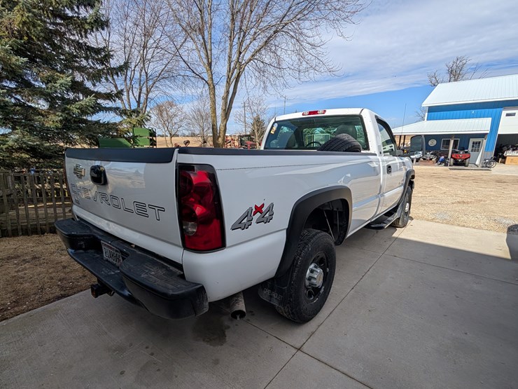 2004-chevrolet-2500-image-4
