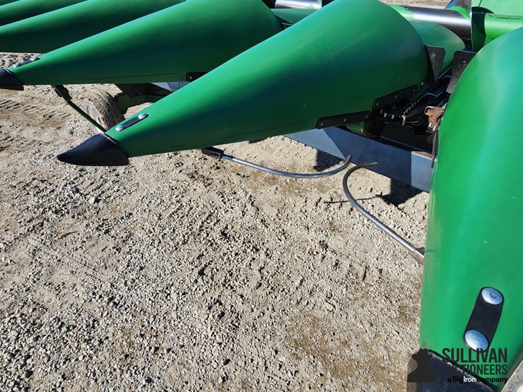 2022-john-deere-c8r-image-19