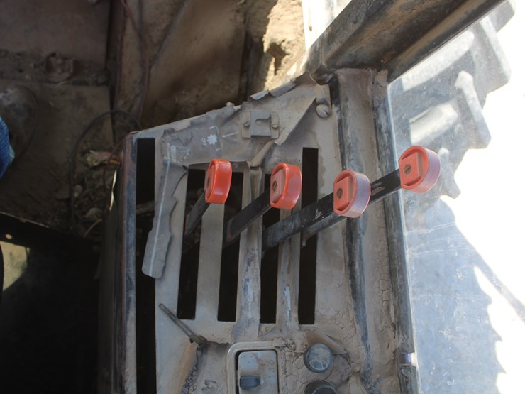 1980-versatile-875-image-96