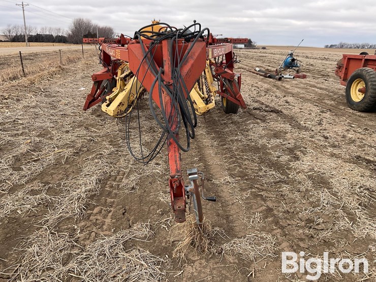 new-holland-216-image-2