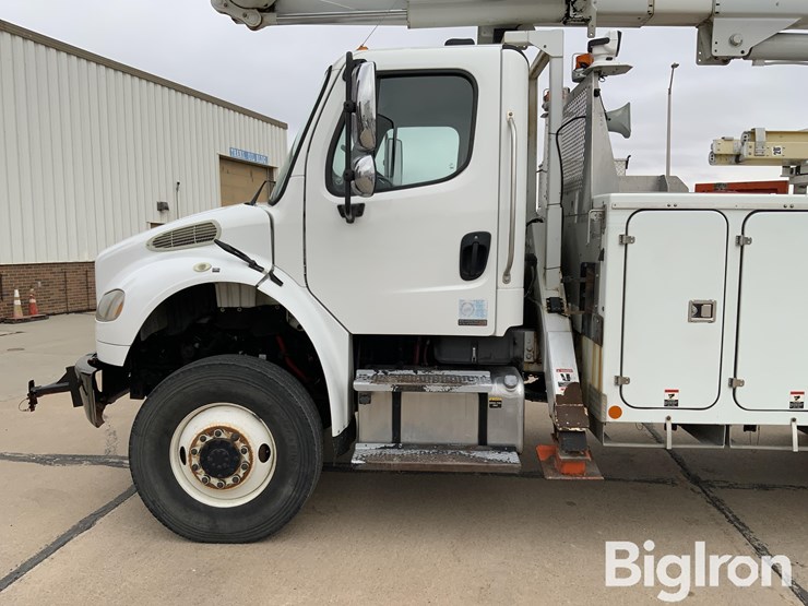 2009-freightliner-m2-106-image-11