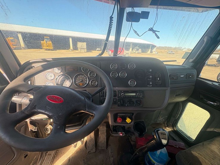 2013-peterbilt-367-image-12