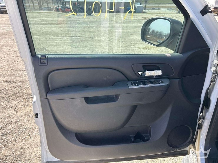 2010-chevrolet-tahoe-image-12