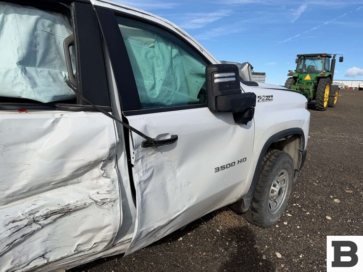 2023-chevrolet-silverado-3500-image-28