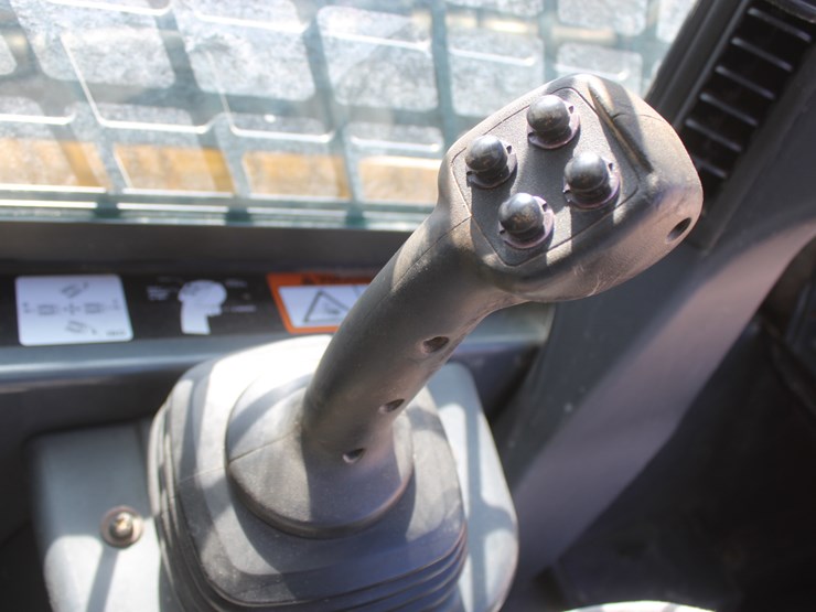 2011-deere-326d-image-24