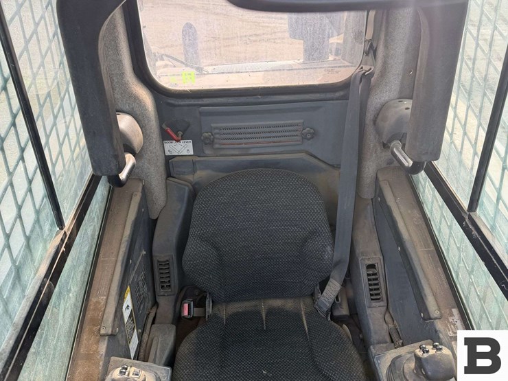 2010-john-deere-329d-image-36