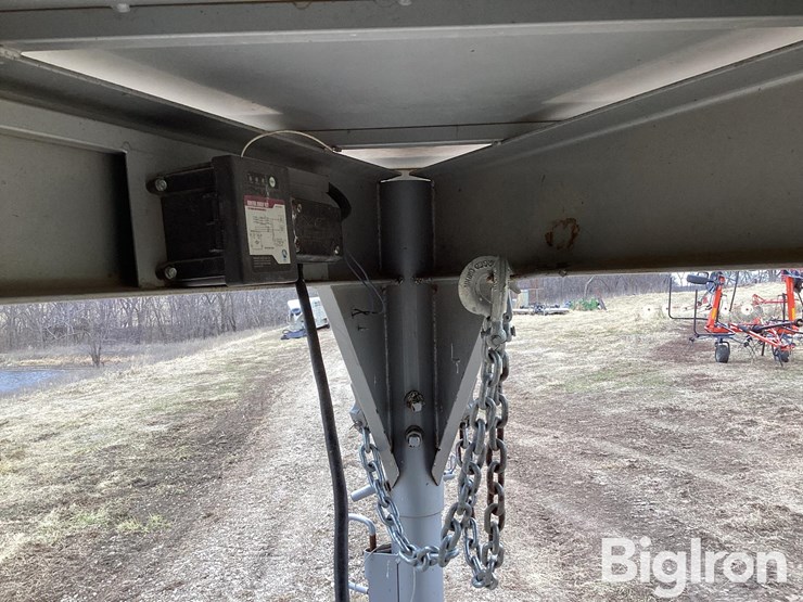 2016-titan-trailer-image-14