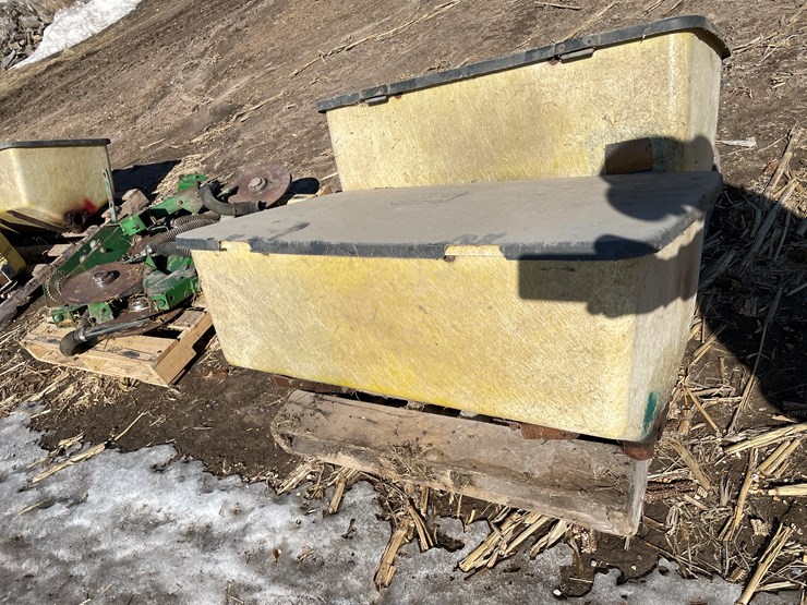 #7410-•-john-deere-fert-boxes-(bloomer,-wi)-image-3