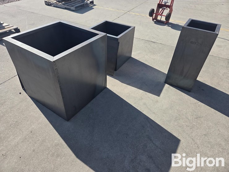 shop-built-steel-flower-planters-image-1